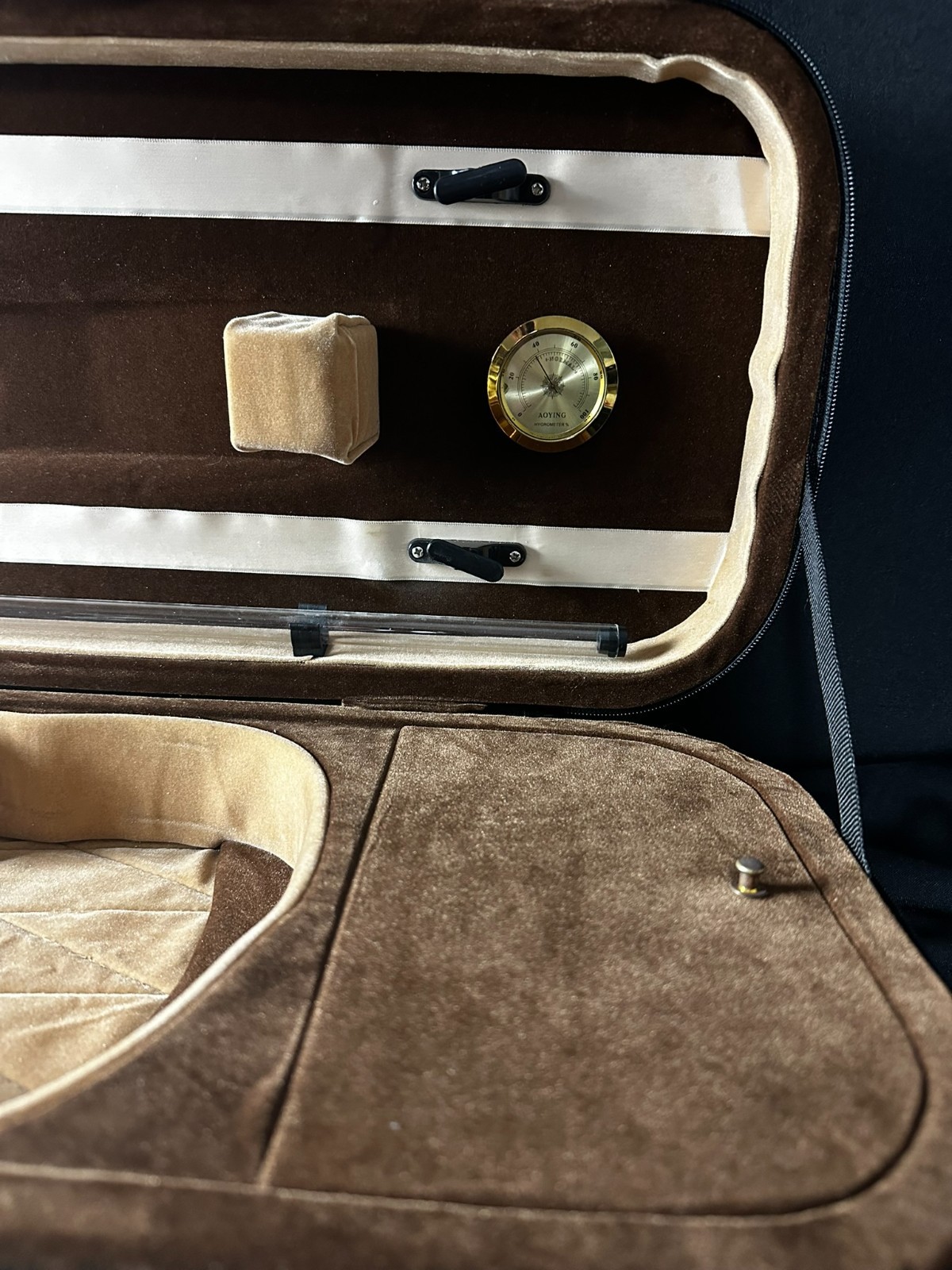 Oblong 4/4 Violin Case with Hygrometer - Image 4