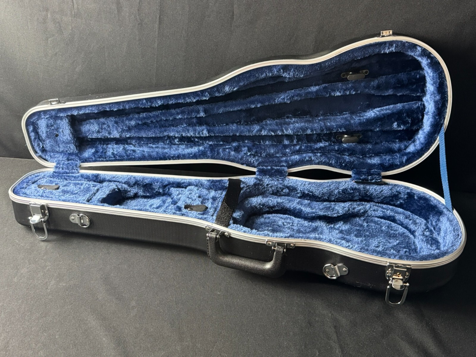 Crossrock Molded Shaped ABS 4/4 Violin Case - Black - Image 5