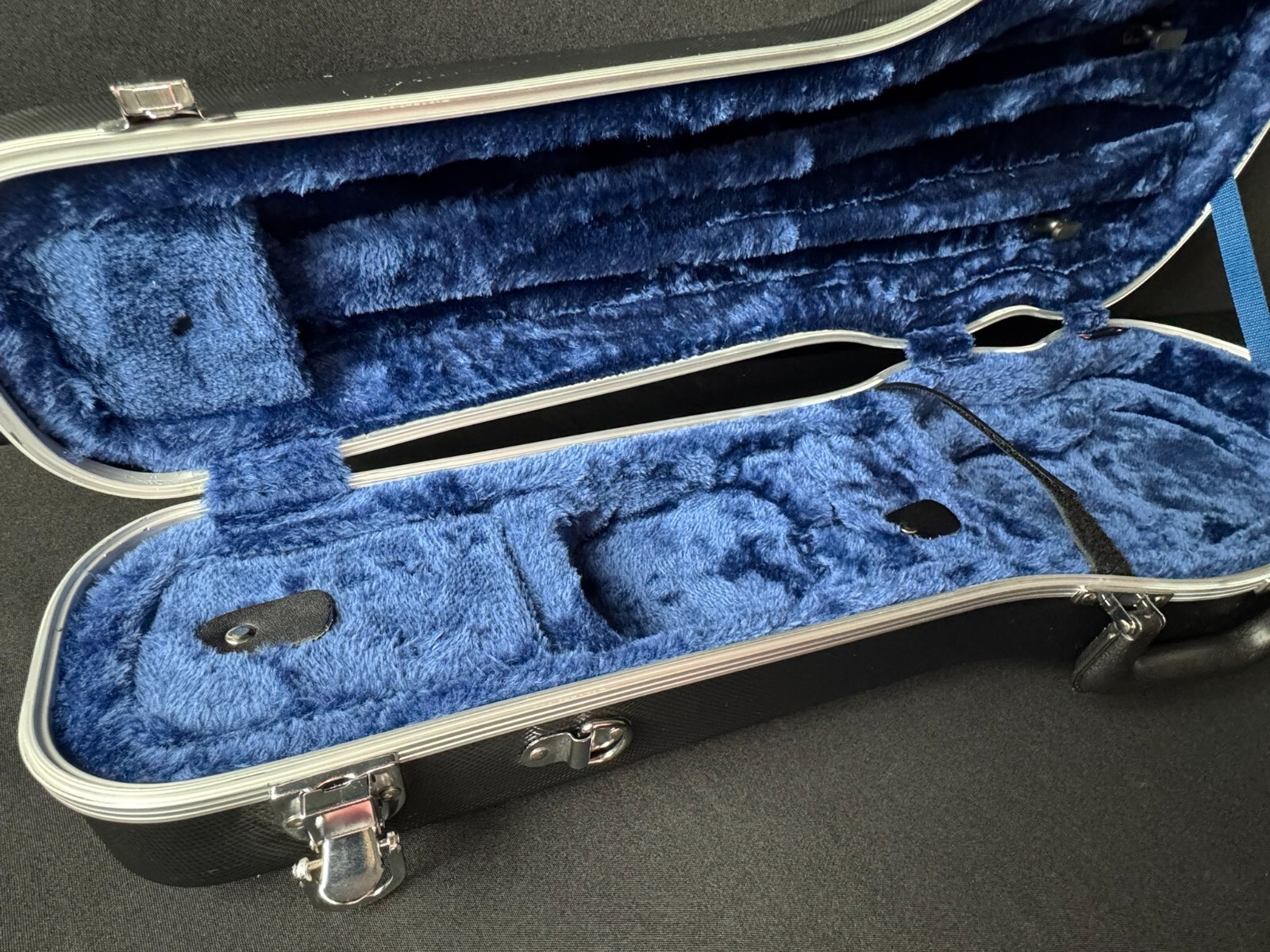 Crossrock Molded Shaped ABS 4/4 Violin Case - Black - Image 7