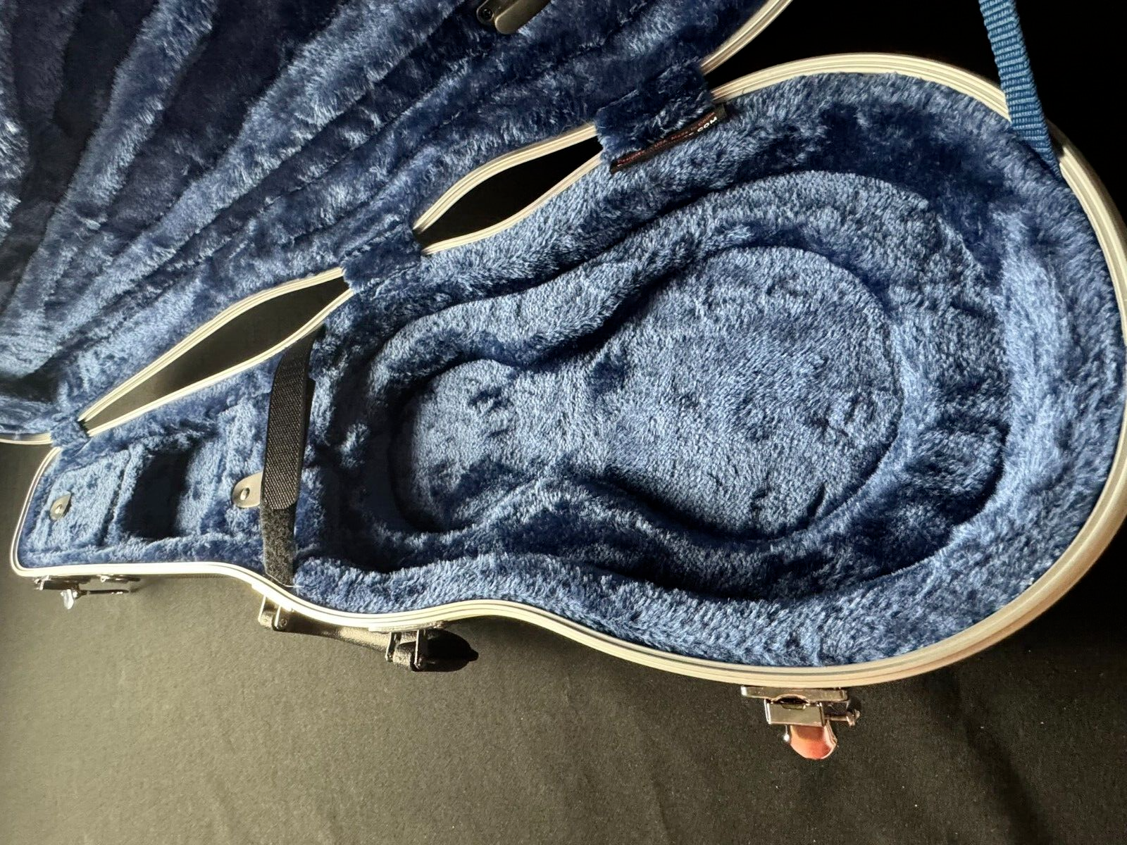 Crossrock Molded Shaped ABS 4/4 Violin Case - Black - Image 6