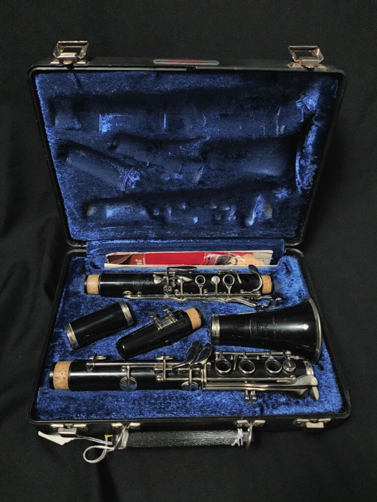 Vintage Selmer Bundy Model 577 Resonite Clarinet with mouthpiece and hard case