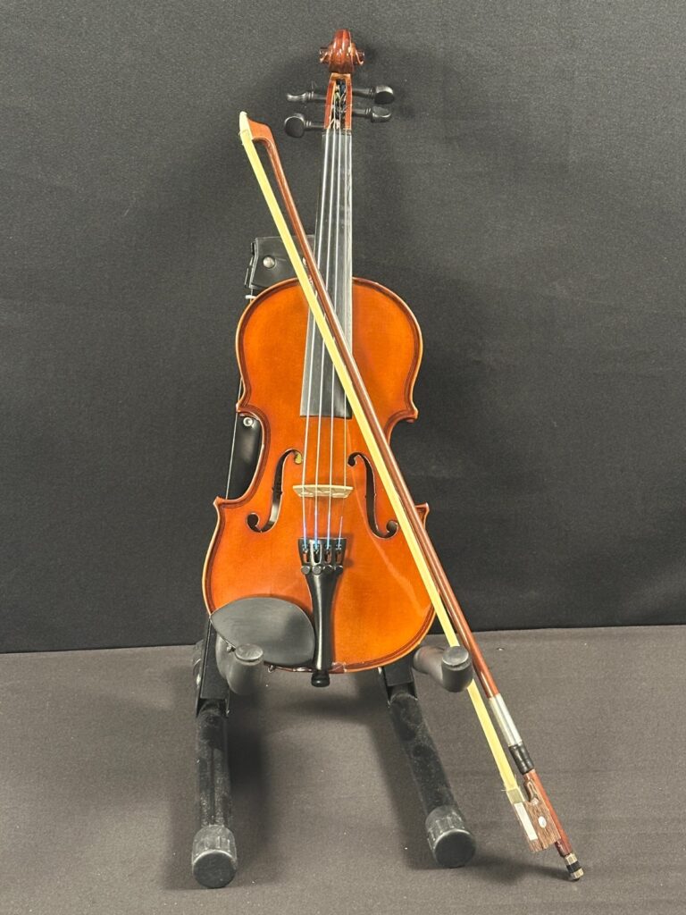 Countrywood 1/4 Violin Outfit, comes with bow, rosin, foam shoulder rest, case