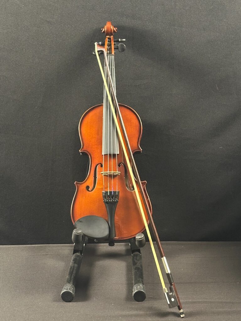 Countrywood 1/2 Violin with fine tuners, bow, rosin, foam shoulder rest, & case