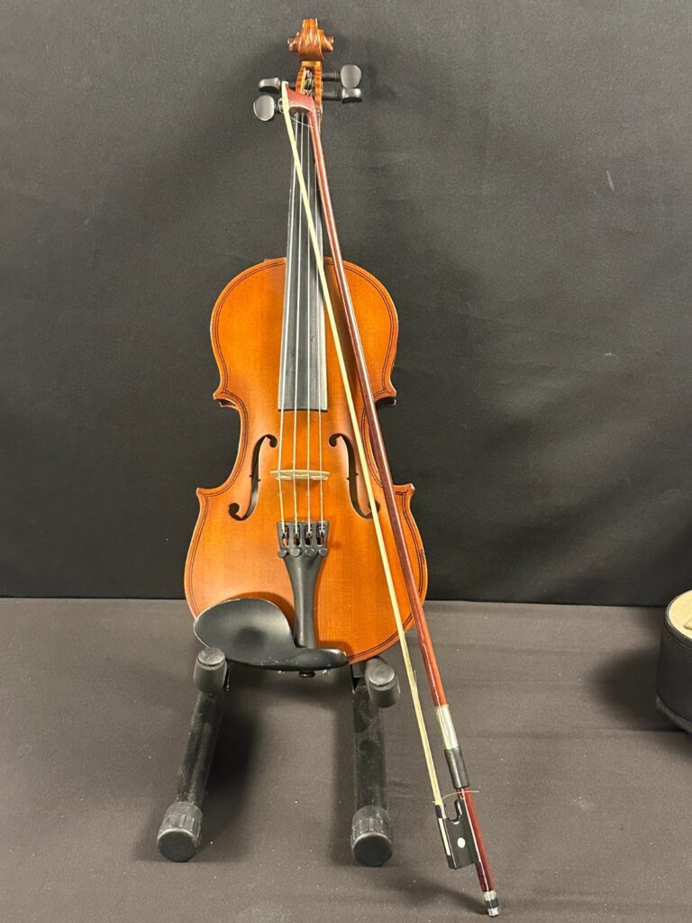 Countrywood 1/2 Size Violin w/fine tuners, bow, rosin, foam shoulder rest, case