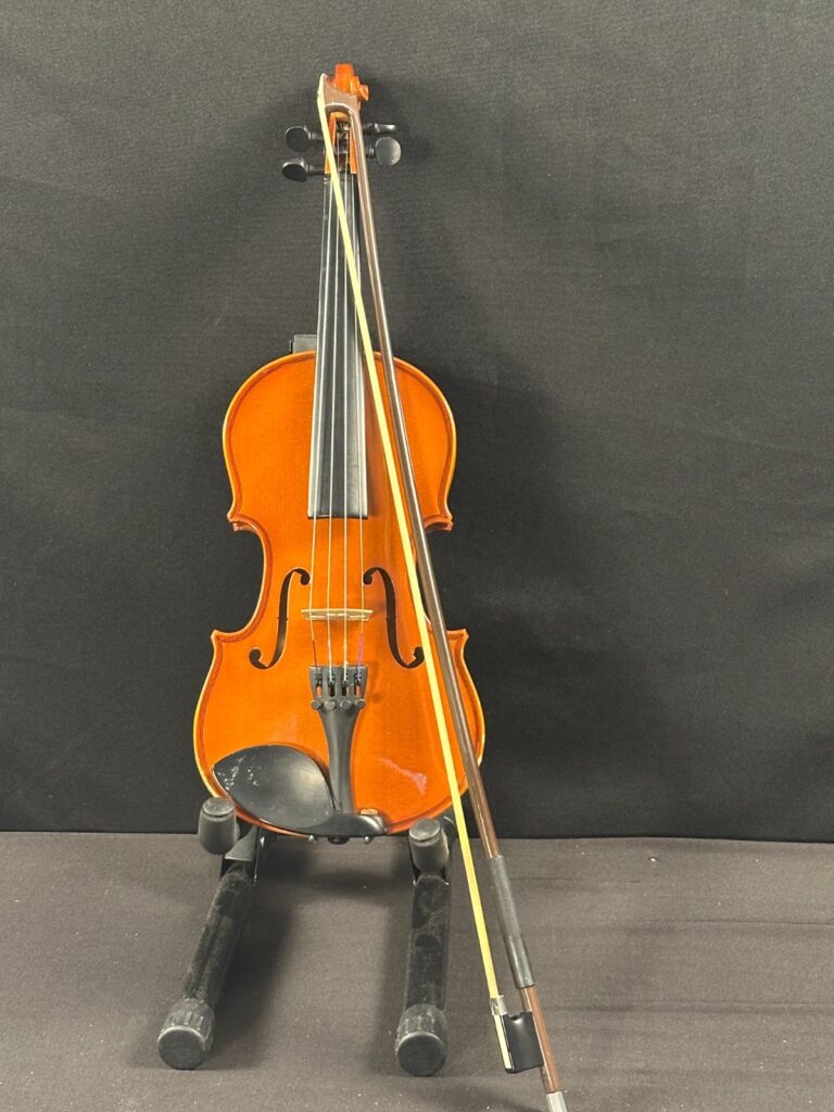 1/4 Size Violin with fine tuners, bow, rosin, foam shoulder rest, backpack case