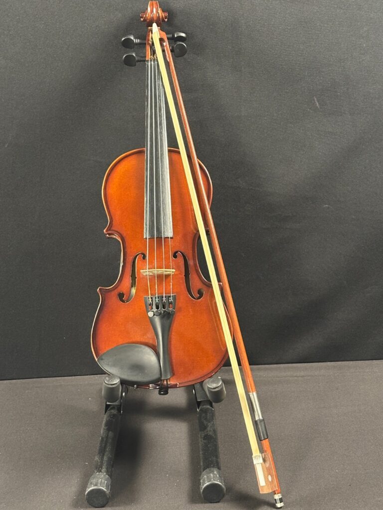 Countrywood 1/2 Size Violin w/fine tuners, bow, rosin, foam shoulder rest, case
