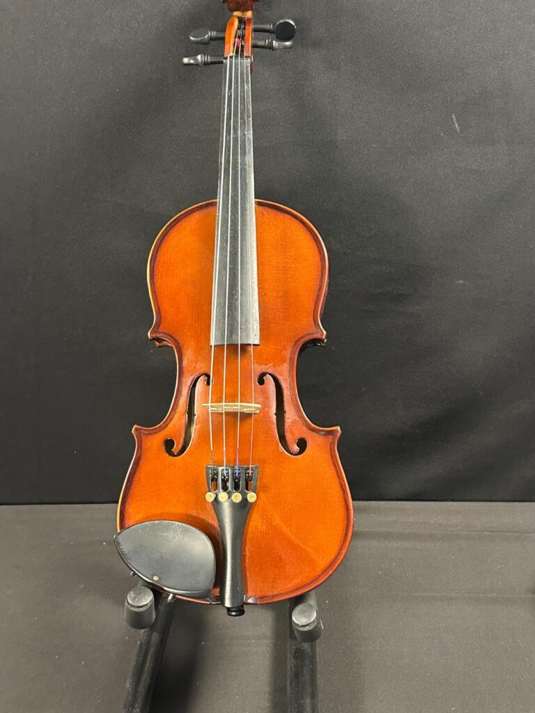 Countrywood 1/2 Size Violin w/fine tuners, bow, rosin, Empire shoulder rest,case