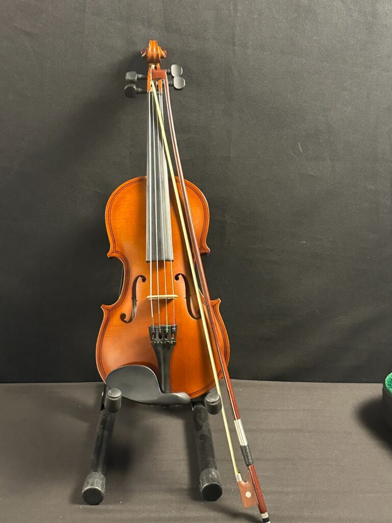 Countrywood 1/2 Size Violin w/fine tuners, bow, rosin, foam shoulder rest, case