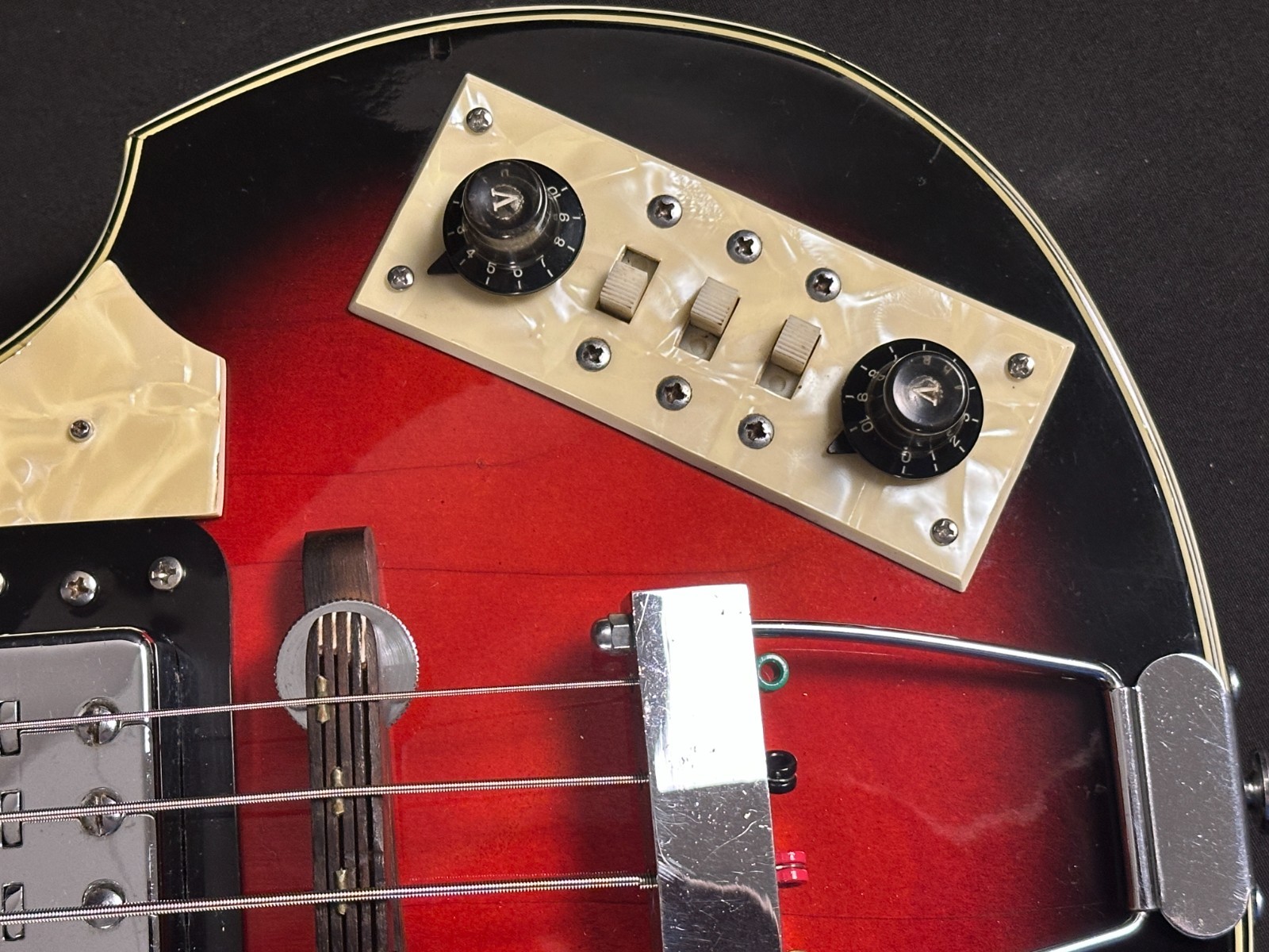 Crestwood Violin Electric Bass, made in Japan - Image 9