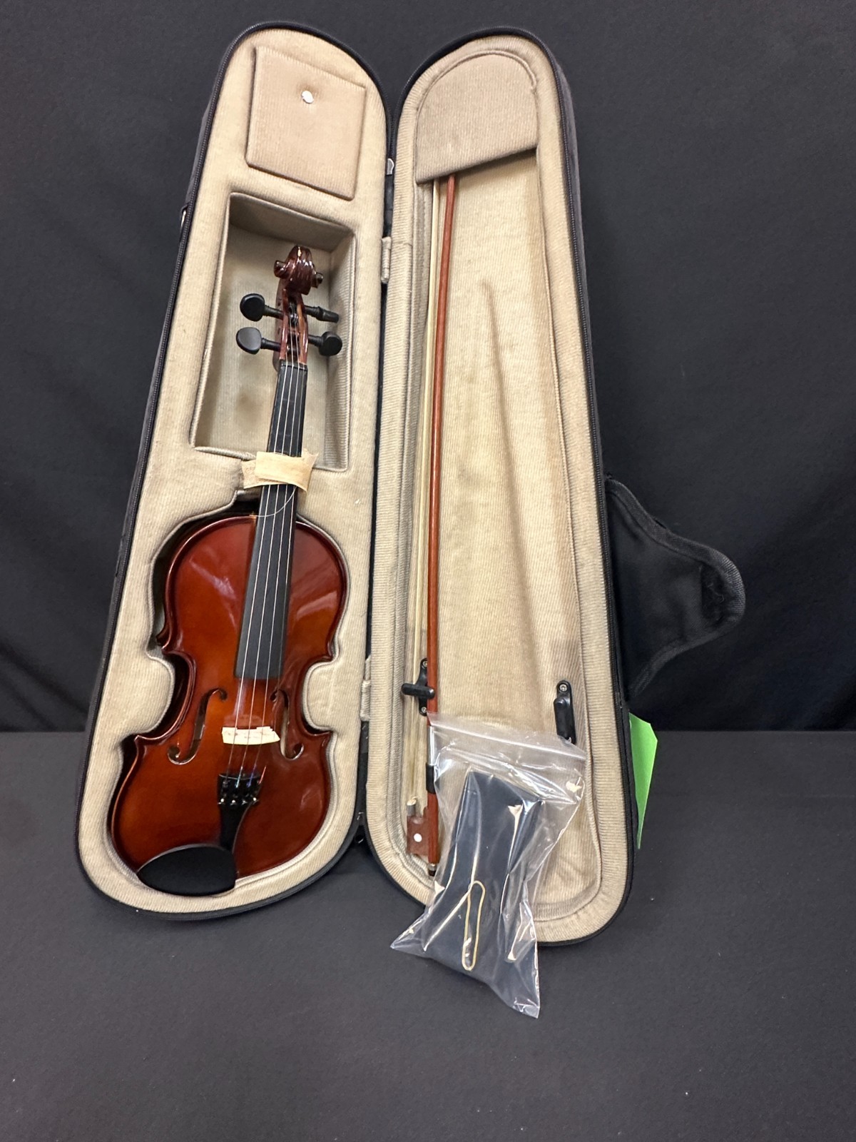 Countrywood 1/2 size violin outfit, comes with bow, rosin, foam shoulder rest