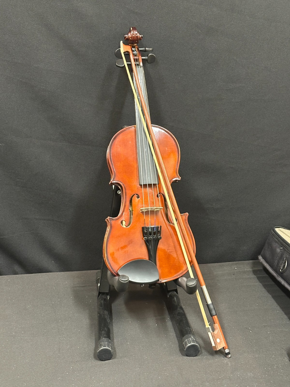 Countrywood 1/2 size violin outfit, comes with bow, rosin, foam shoulder rest - Image 4