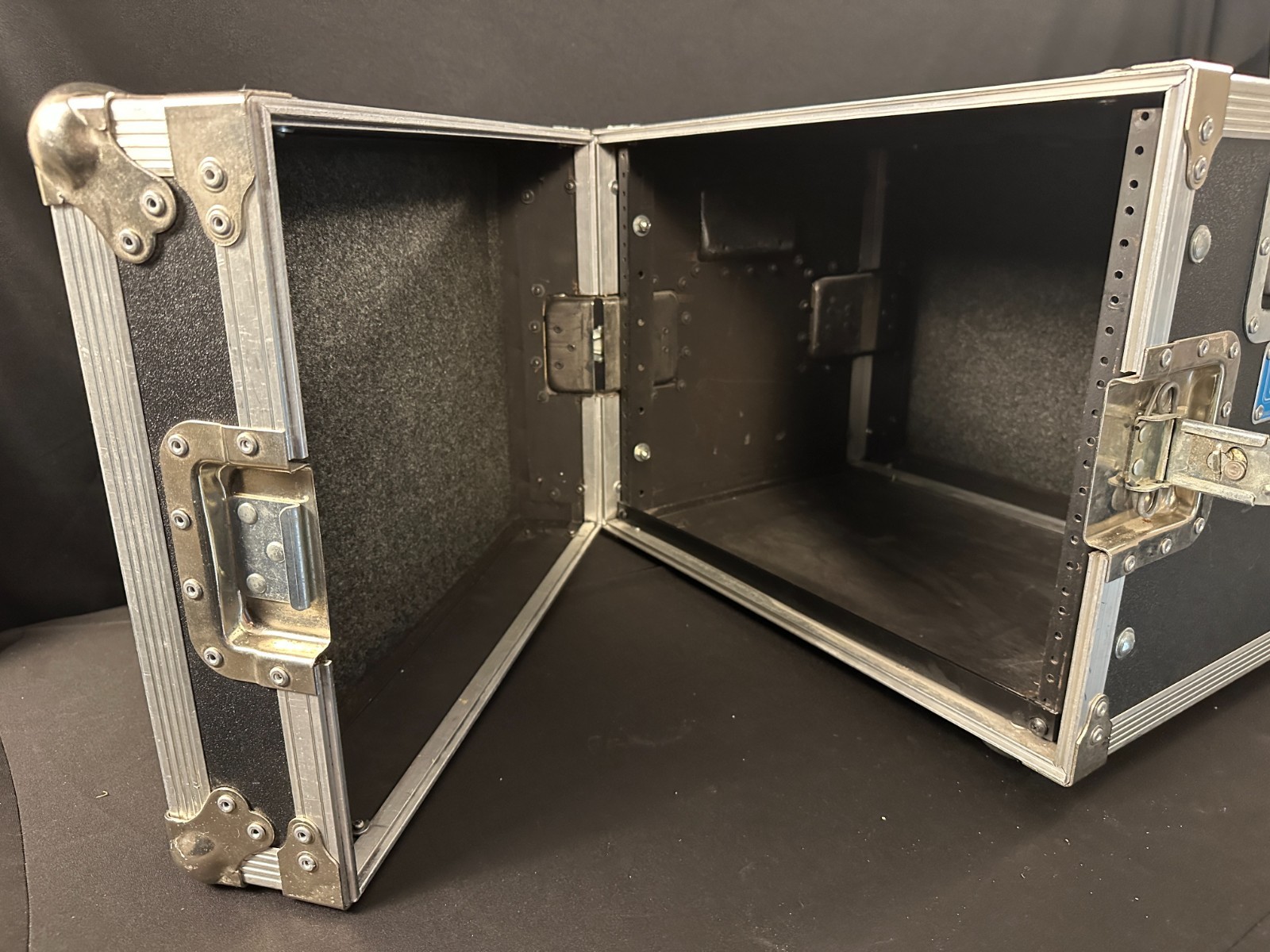Art Tec 6U Rack Case, 14 x 19 x 20+, black and silver, local pickup only, GA - Image 2