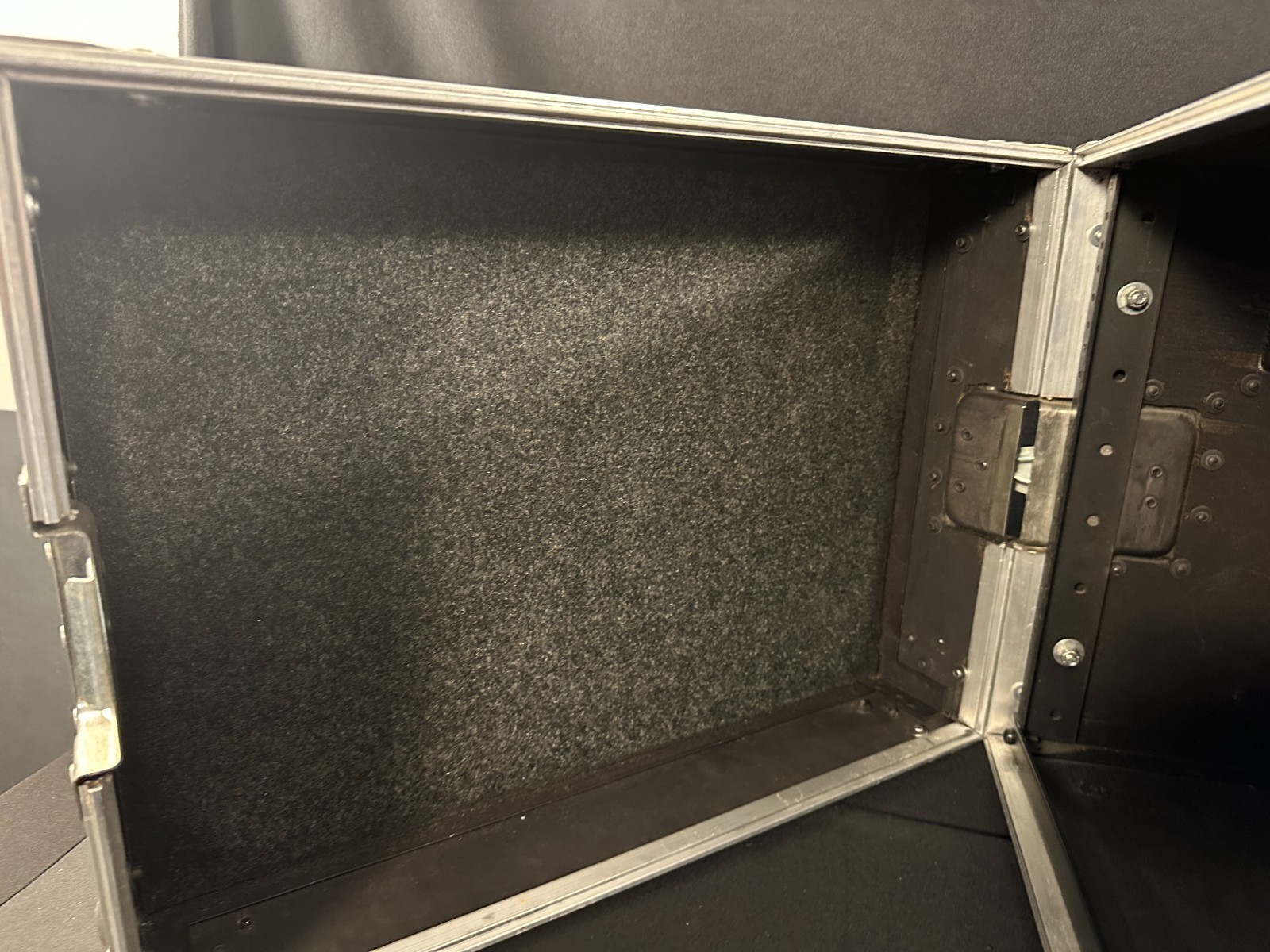 Art Tec 6U Rack Case, 14 x 19 x 20+, black and silver, local pickup only, GA - Image 4