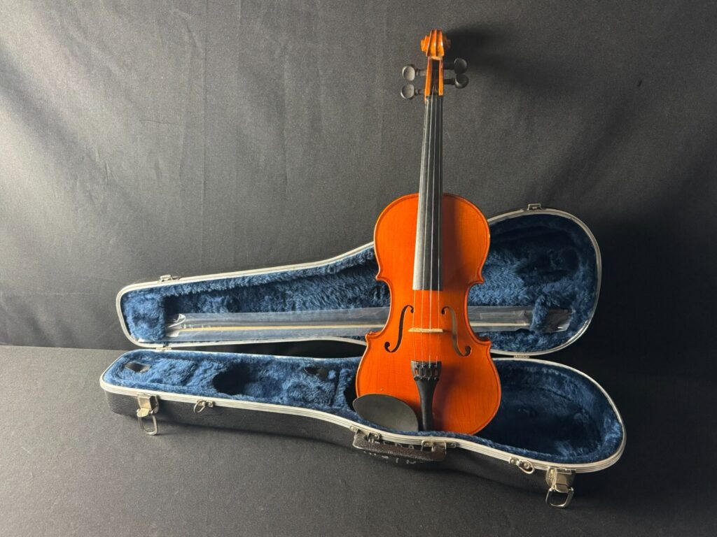 H. Siegler HS-10 4/4 Violin, has fine tuners, comes with hard case and new Bow