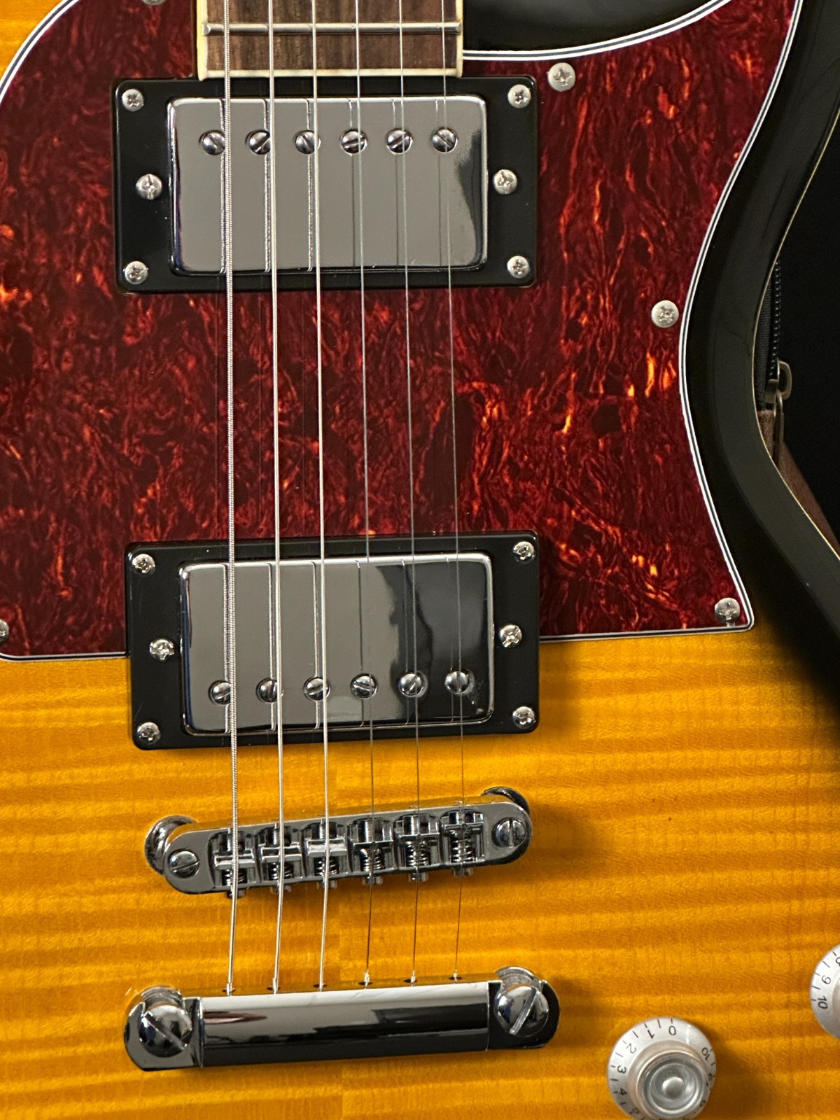 Keith Urban Single Cut Electric Guitar, Vintage Sunburst, w/KU-28 15W Amp, case - Image 8