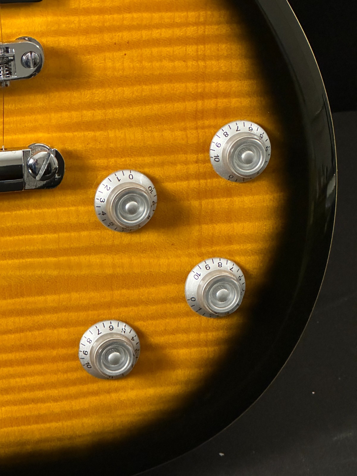 Keith Urban Single Cut Electric Guitar, Vintage Sunburst, w/KU-28 15W Amp, case - Image 9