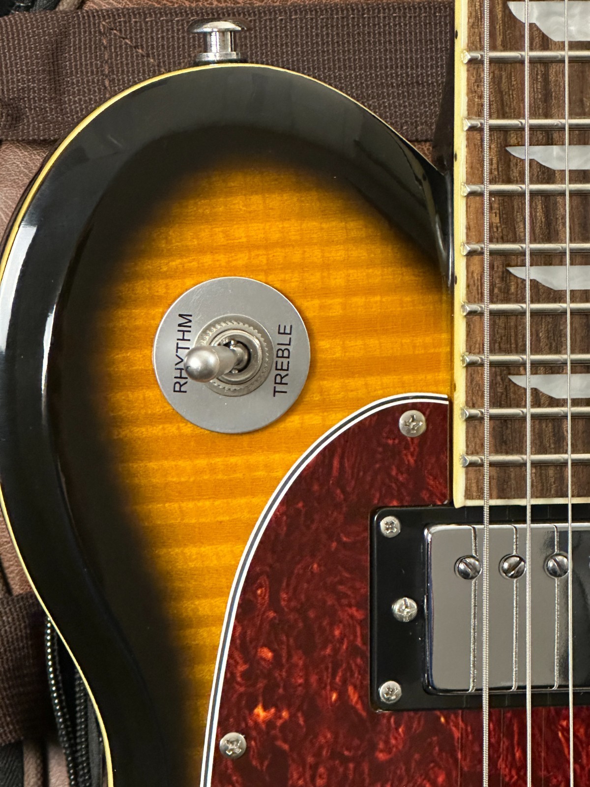 Keith Urban Single Cut Electric Guitar, Vintage Sunburst, w/KU-28 15W Amp, case - Image 10