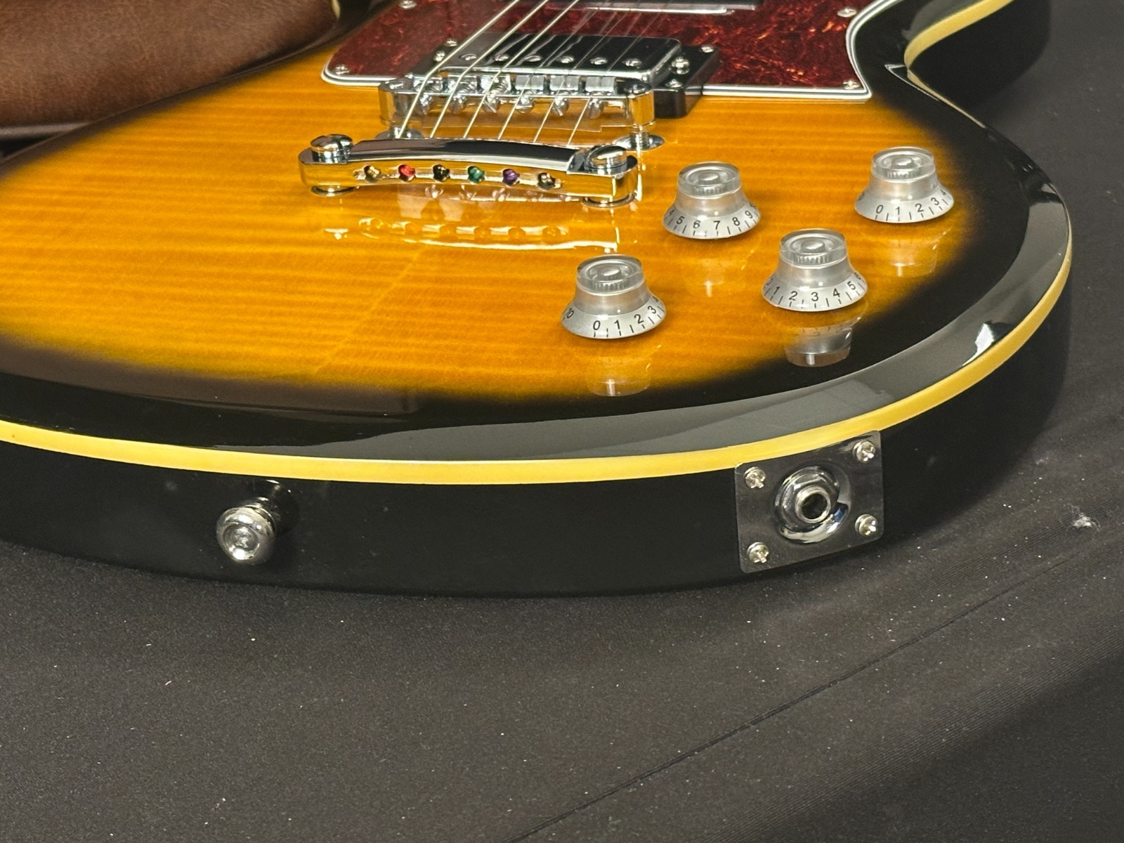 Keith Urban Single Cut Electric Guitar, Vintage Sunburst, w/KU-28 15W Amp, case - Image 12