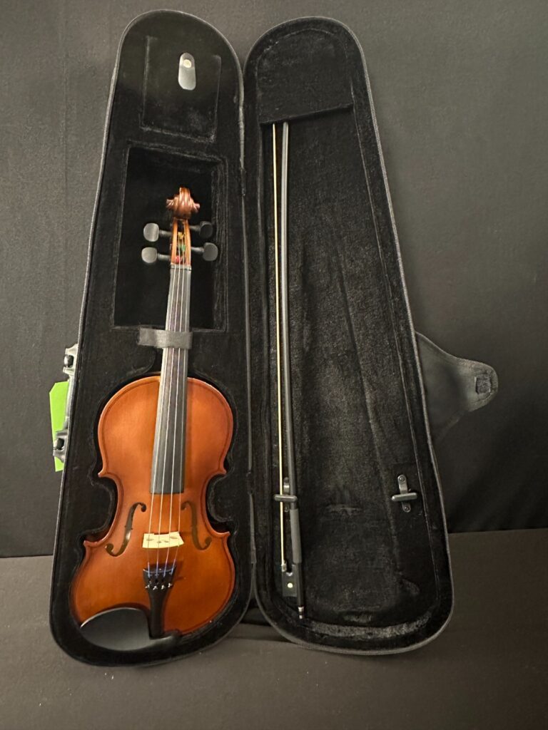 Countrywood 4/4 Size Violin outfit, 23", new Glasser Bow, backpack case