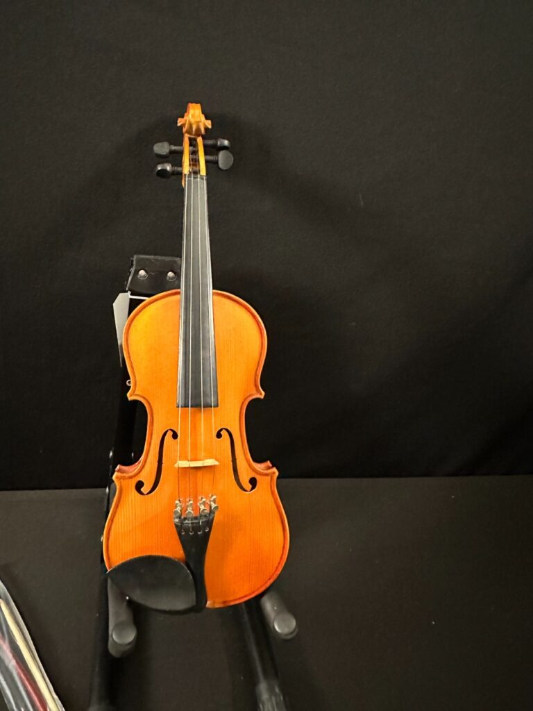 1/4 Size Violin outfit, comes with case and NEW BOW, includes metal fine tuners