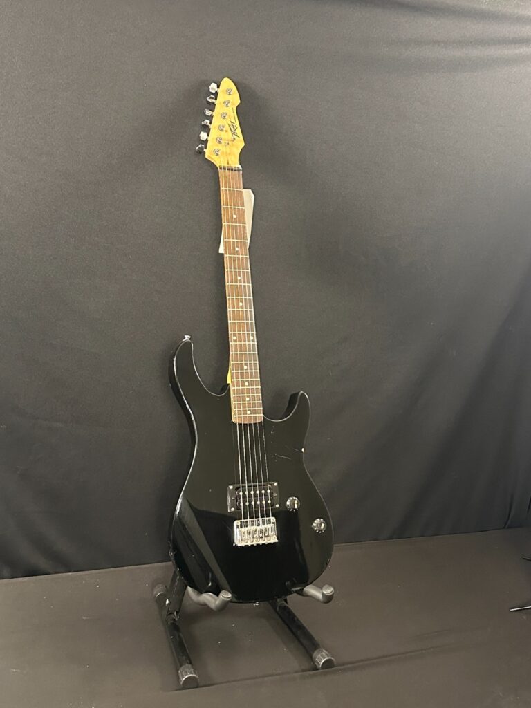 Peavey Rockmaster Electric 3/4 size Guitar, Black, with Big Noise backpack Case