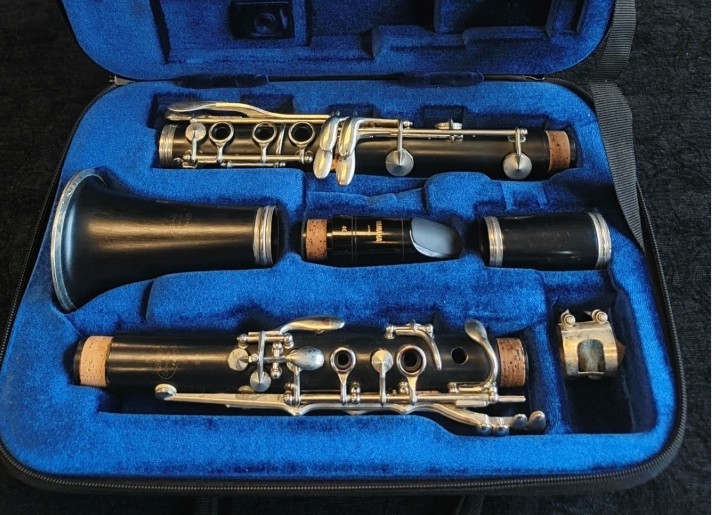 Buffet B12 Student Clarinet with mouthpiece and zipper case, ready to play!