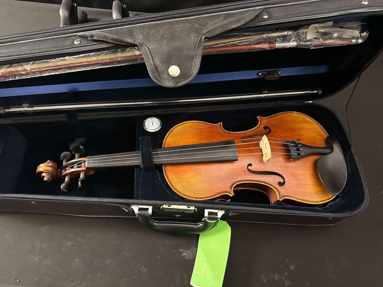 Mandarin Strings YM06 Full Size Violin Outfit with new bow and case hygrometer - Image 16