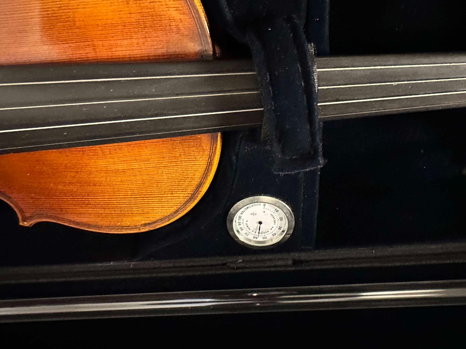 Mandarin Strings YM06 Full Size Violin Outfit with new bow and case hygrometer - Image 17