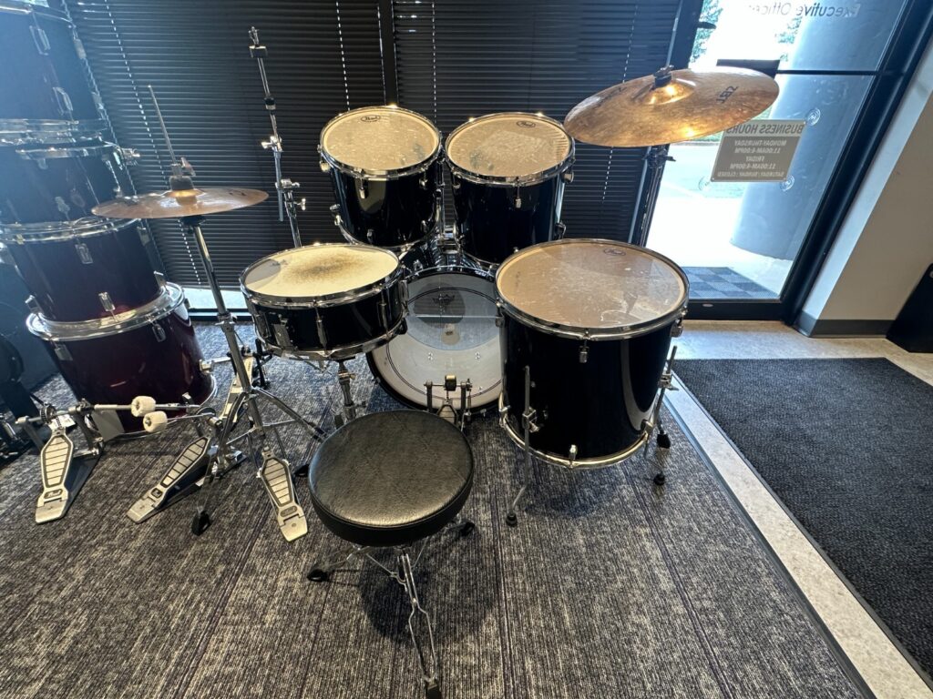 Pearl Forum Series Drum Set, black w/cymbals.Local Pickup only in Marietta, GA