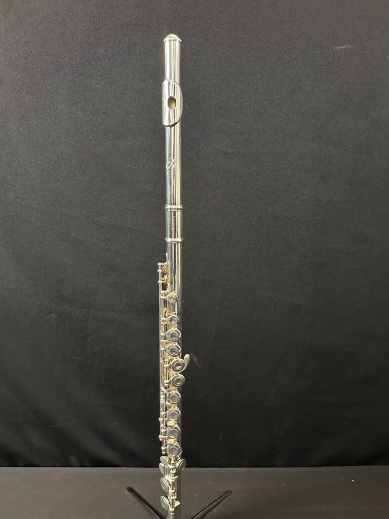 Armstrong 104 Beginner Silver Plated Flute, closed hole, offset G, comes w/case